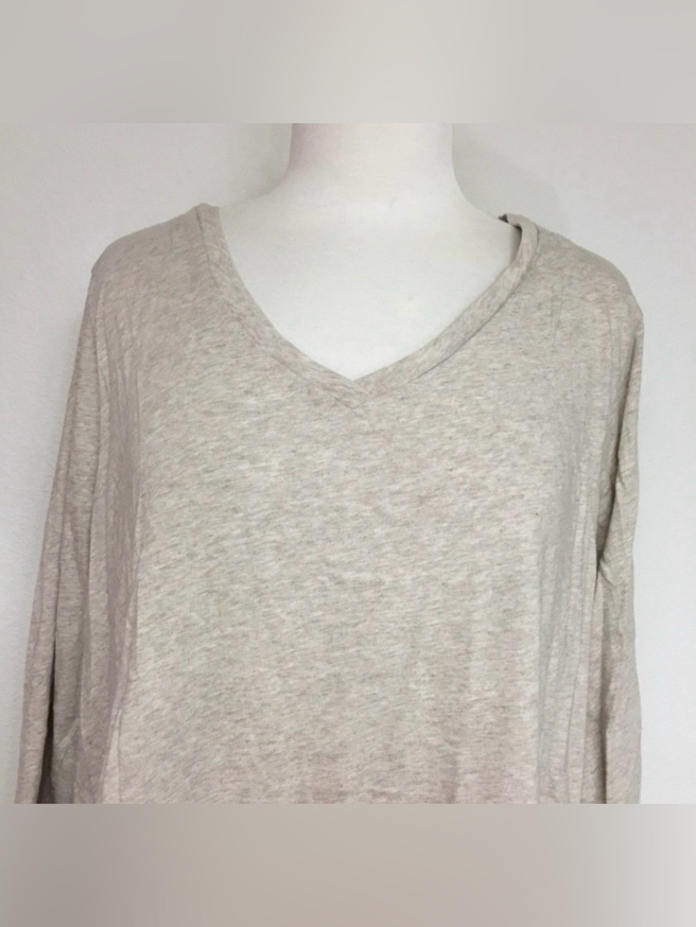 Old Navy Women's Oatmeal V Neck Lightweight T-Shirt Size XXL Casual Minimalist - Picture 5 of 14
